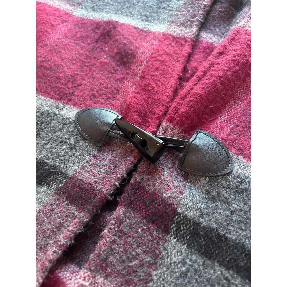 Women’s Cozy One Size Fits All Red and Gray Tartan Plaid Cape With Pockets - Picture 5 of 7